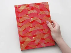 ORYOKI Japanbuch Tokyo Memo, Chiyogami Saitenspiel auf Rot, 17 x 22 cm