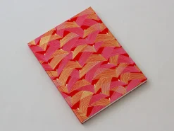 ORYOKI Japanbuch Tokyo Memo, Chiyogami Saitenspiel auf Rot, 17 x 22 cm